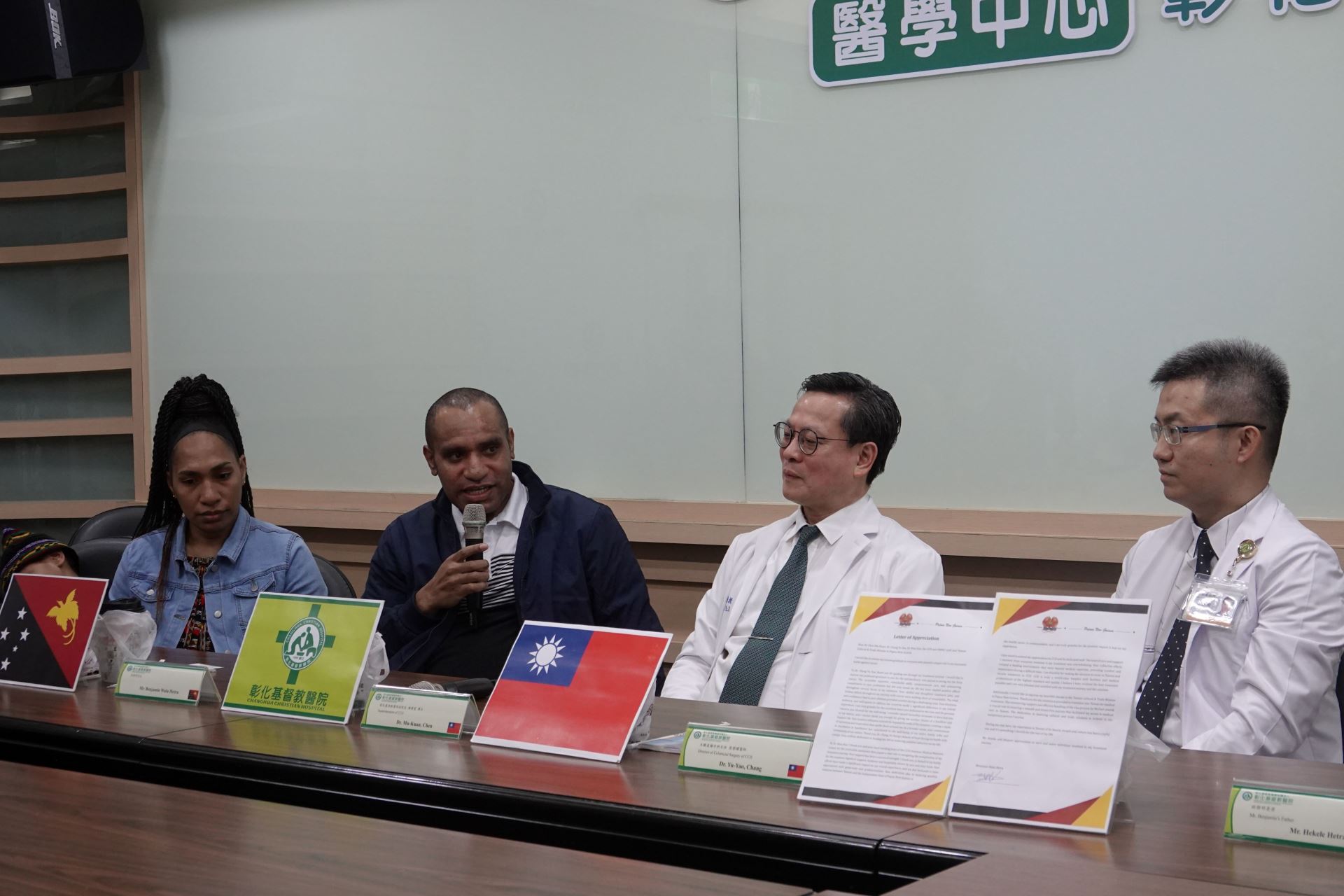 Mr. Benjamin (the second one from the left) expressed his gratitude to the superintendent, Dr. Mu-Kuan Chen, Dr. Yu-Yao Chang, and the staff of OMMC, who are just like his family.
