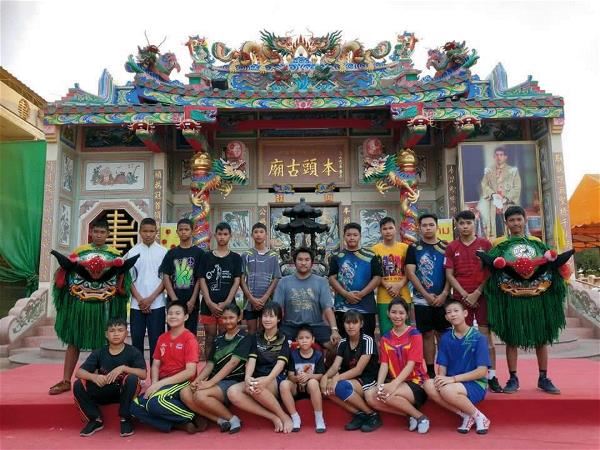 Wu travels to Thailand every year to teach lion dancing to Overseas Chinese students ranging in age from elementary to high school. The group photo shown here was taken after a 2019 practice. (courtesy of Wu Teng-hsing)