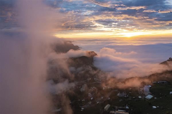 登高山，坐看雲海山嵐，是造訪台灣最美的風景之一。