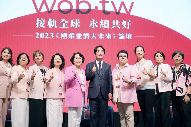 副總統與出席人員合影