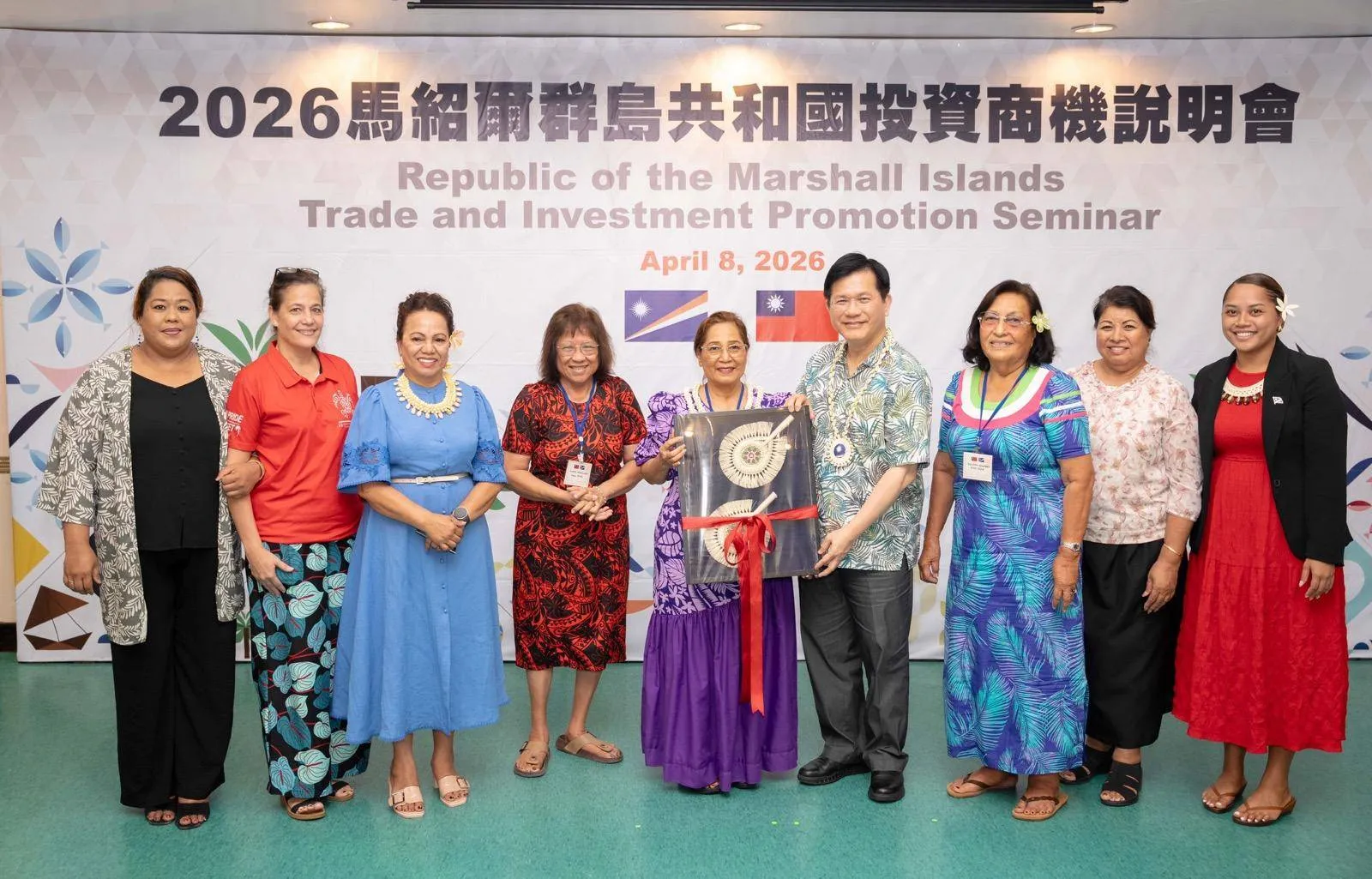 我國總統特使外交部長林佳龍（右四）代表政府捐贈婦女小額貸款循環基金，並由馬紹爾群島共和國婦女創業基金董事會主席Ramona Levy-Strauss（左五）代表受贈。