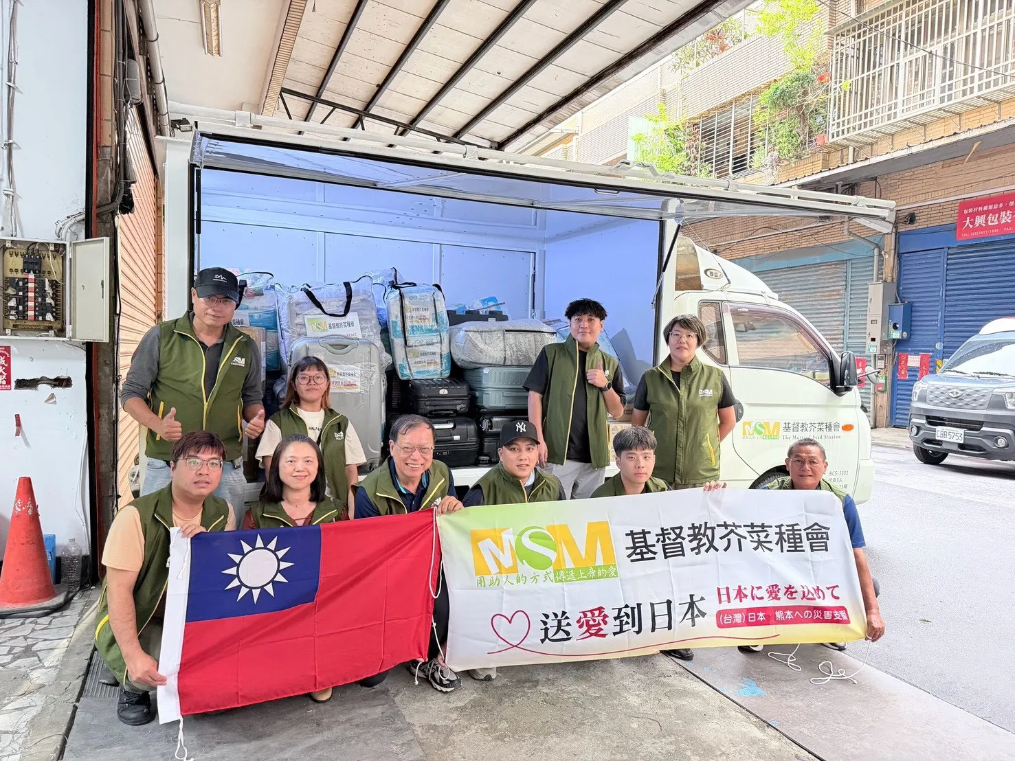 基督教芥菜種會攜300公斤救助物資，包括成人尿布、涼感睡墊、看護墊、個人手持電風扇、帳篷等民生用品，隨救助與關懷團隊送進日本熊本災區，回應受災居民即時需求。（芥菜種會提供。）