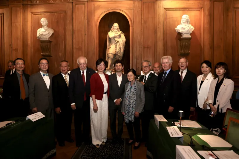 Culture Minister Li Yuan (fifth right) joins Wu Hsi-deh (third left) and Victor Louzon (sixth left), winners of the 2026 Taiwan-France Cultural Award, Sept. 14 in Paris. (Courtesy of Ministry of Culture)