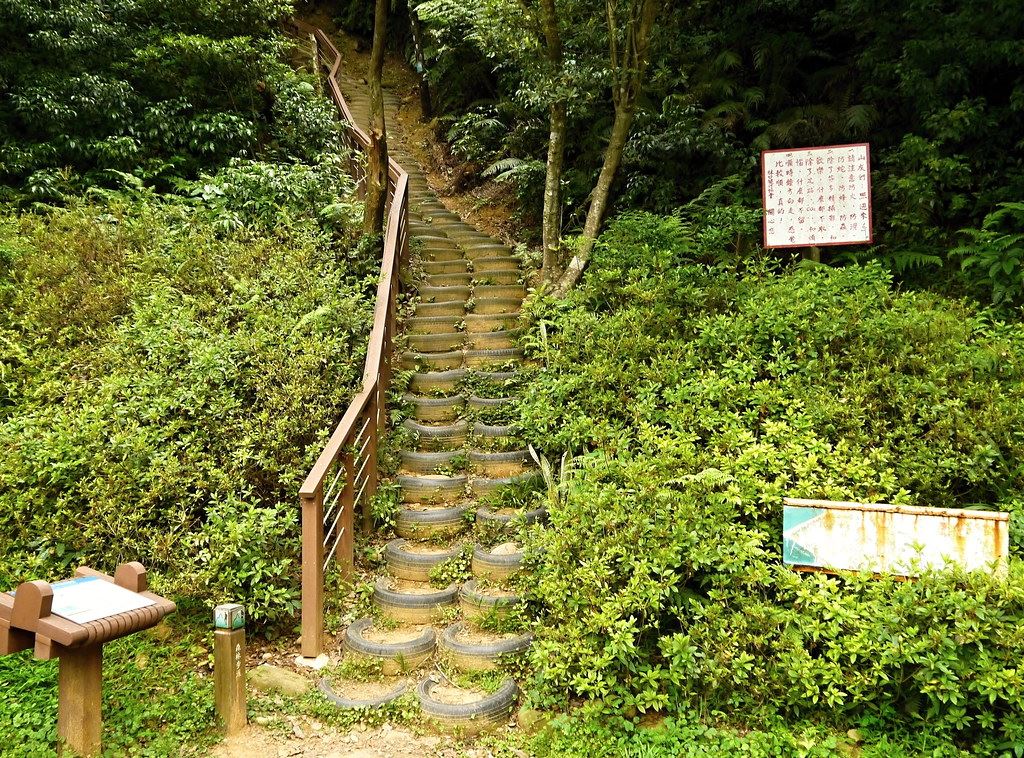 林口區祖師巖登山步道。使用廢輪胎做成的步道,輪胎內的土會積水,造成過軟現象。圖片來源:台灣千里步道協會