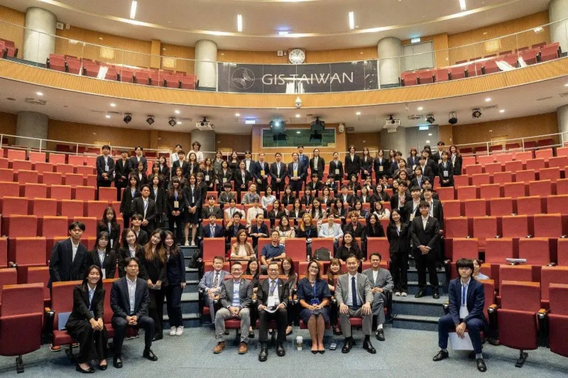 Deputy Foreign Minister Chen Ming-chi (front center) attends the closing ceremony of the Global Initiatives Symposium July 3 in Taipei City.(MOFA)