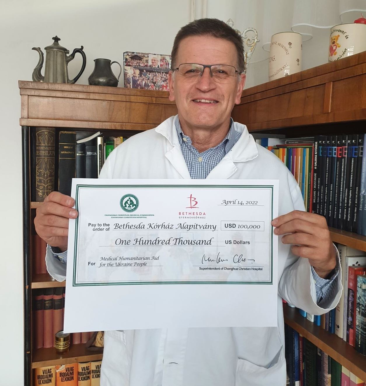 BCH 院長收到彰基捐贈的10萬美金