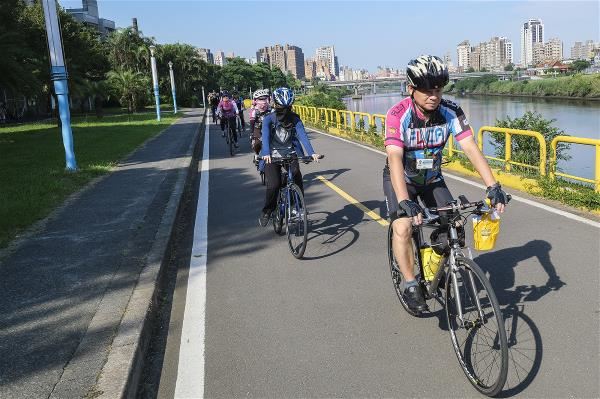 雙北河濱自行車道經過完善規劃,慢騎時恣意欣賞河岸景緻,就覺得很愜意。