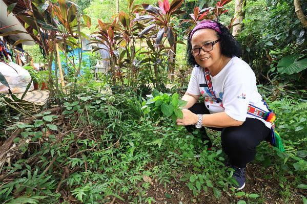 吳雪月是國內第一位系統地進行野菜的田野調查與採集之人，被稱為「野菜教母」。