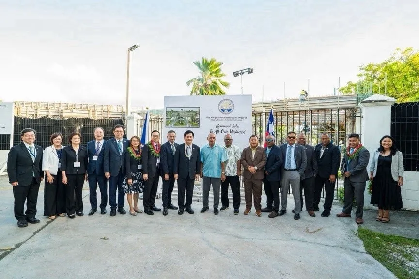 我國總統特使外交部長林佳龍（左九）與馬紹爾群島共和國國會議長瓦西（Brenson Wase，右九）及內閣部長於馬國國會大樓重建工地前合影。