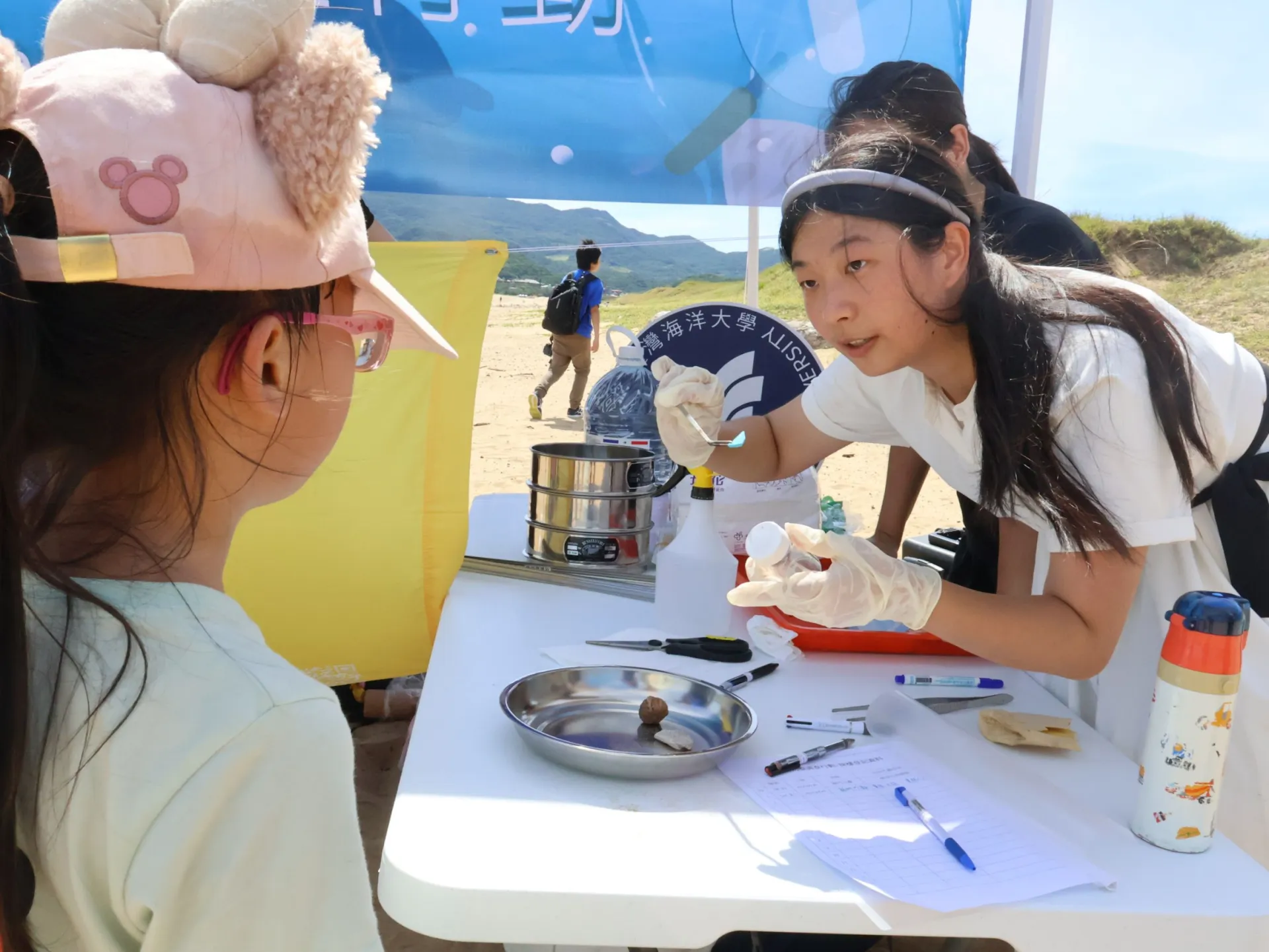 國立臺灣海洋大學「貢創雙贏：海鄉與山城的共生共榮」USR團隊為民眾說明海廢型態和進行生物採集