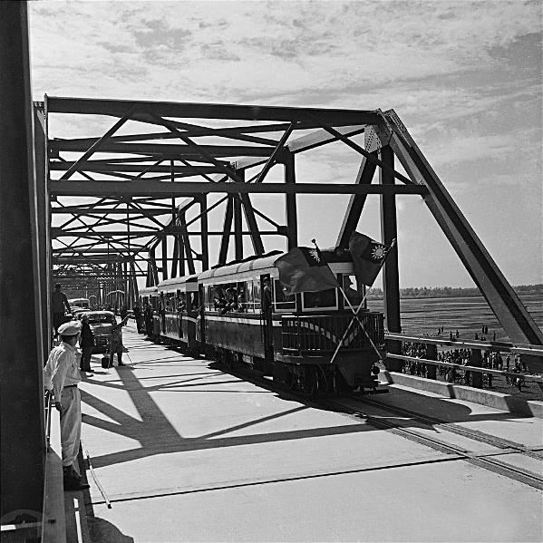西螺大橋通車之初，橋面鋪設鐵軌，是糖鐵與汽車併行的橋梁。（國家發展委員會檔案管理局提供）