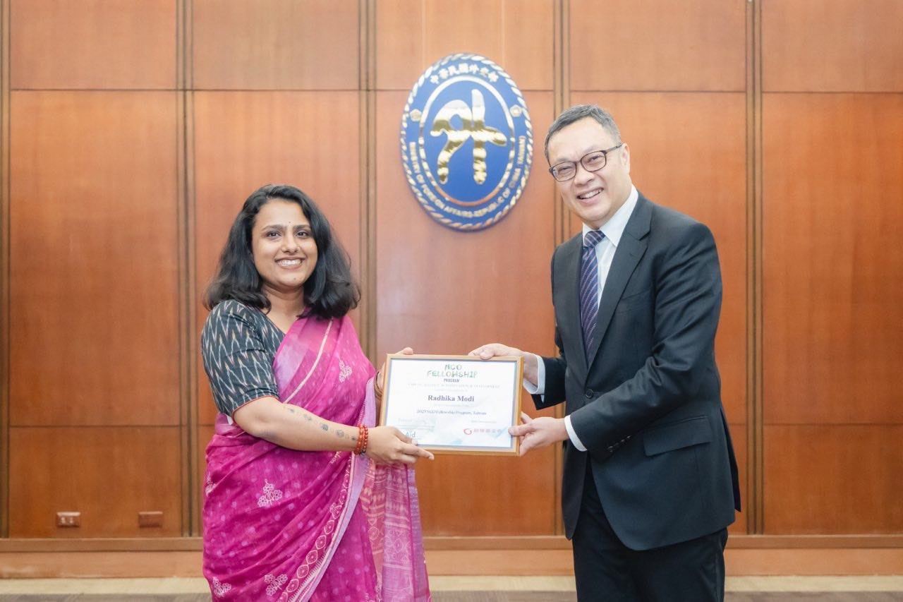 外交部政務次長陳明祺頒發結業證書給第三屆「非政府組織國際種子專業人才培訓計畫」印度籍學員Radhika Modi女士。