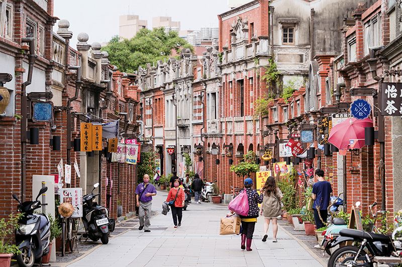 The restored shophouses of Sanxia Old Street in New Taipei City are one of the town’s many attractions. (Photo by Chin Hung-hao)