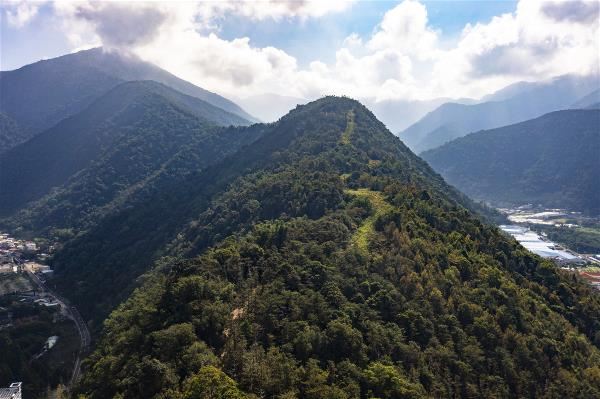 登上蜈蚣崙主峰,還有綿延的山稜等著選手們。