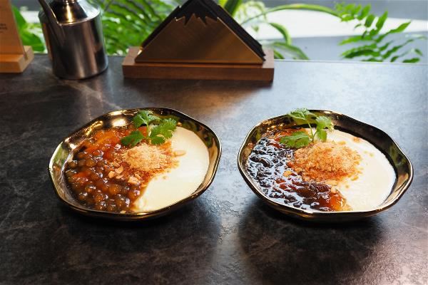 以金邊瓷碗盛裝豆花,搭配台灣傳統香菜與花生粉,就是白水豆花主理人成益想向外國朋友推薦的「台灣味」。