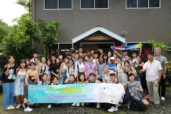 青年大使體驗海外外交工作，不負使命，完成外交任務。（賀宸葳攝）