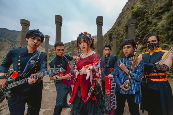 The band Crescent Lament is fronted by a female lead vocalist—a rarity on the heavy metal scene. Combined with lyrics written from a woman’s perspective, the band has drawn a lot of attention in the male-dominated world of metal.