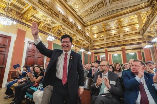 Lin Chia-lung greets attendees at the opening cocktail party for the When East Meets West concert organized by the Taipei Economic and Cultural Office in Austria. (courtesy of MOFA)