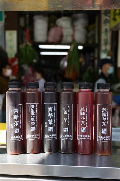 想體驗台灣的青草文化嗎?先來一杯清涼退火的青草茶吧!