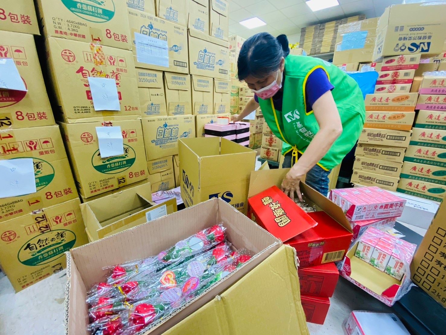 助人網供需服務平台建置，生活照顧包首度以客制化方式，並藉由溫馨五月的母親節祝福箱，表達感謝與祝福。（芥菜種會提供）