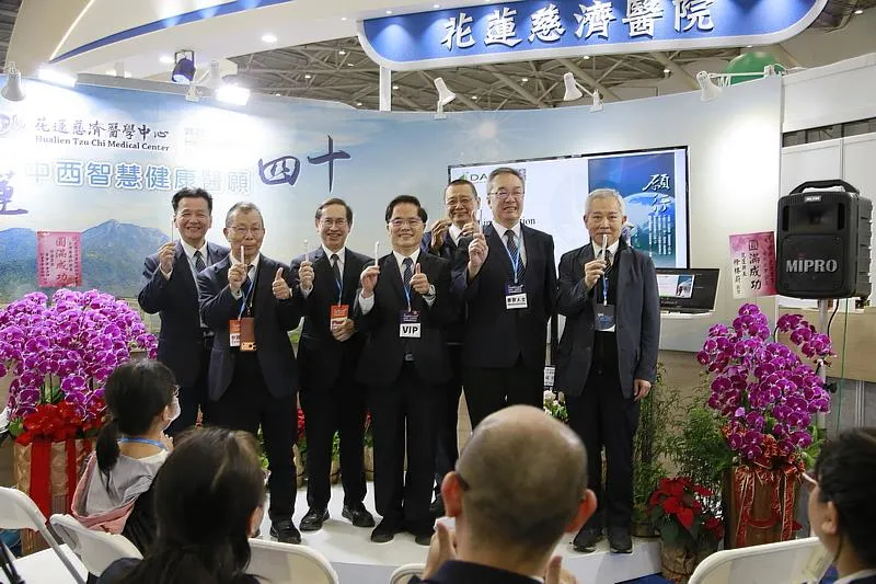 花蓮慈濟醫院林欣榮院長(左四)與大愛感恩科技公司總經理李鼎銘(右三)希望能將廢棄醫材再生發揚光大。左起為花蓮慈濟副院長陳星助、吳彬安、台北慈濟副院長鄭敬楓、花蓮慈濟國際醫學中心副主任鄭順賢、副院長王志鴻。