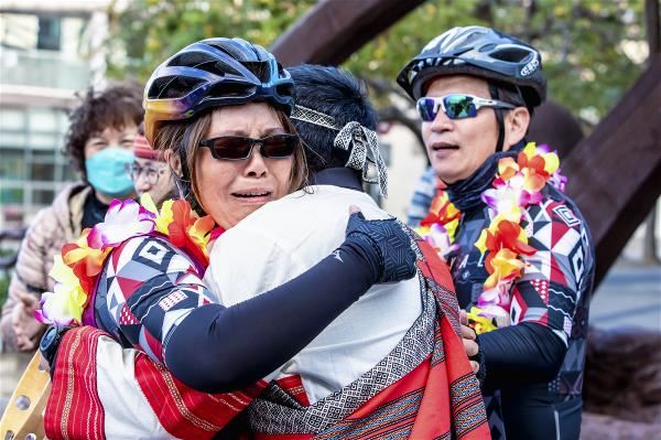 外籍旅客完成環島路線，興奮地與途經的原住民相互擁抱。