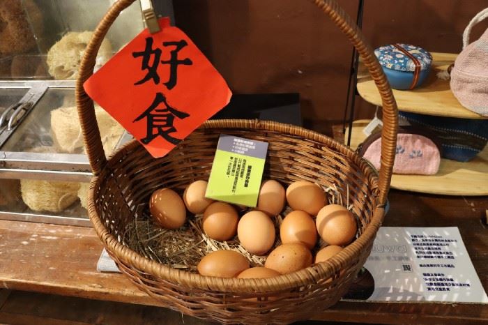 走訪生產地，確保販售的商品品質及安全。照片中的雞蛋，為拉拉與鳳嬌親自到養雞場確認該環境是否對動物友善，同時確保提供顧客高品質的雞蛋。 攝影／蔡昀彤