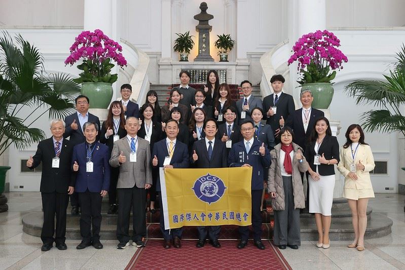 副總統與「第30屆全國大專院校傑出服務性社團暨社團領袖傑青獎」得獎代表、指導老師及國際傑人會中華民國總會重要幹部合影