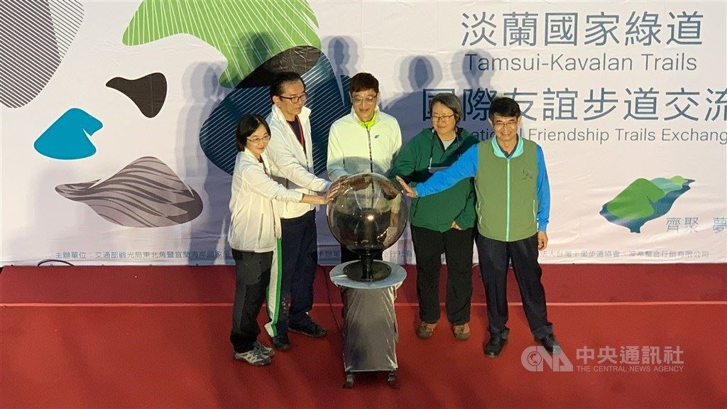 TMI Trail chairwoman Chou Sheng-hsin (left), Miyagi Prefectural Assembly Chairman Keiichi Kikuchi (second left), deputy director-general of the Tourism Bureau Lin Hsin-jen (center) and CEO of Jeju Olle Foundation Eunjoo Ahn (second right) attend a friendship trails exchange ceremony. CNA photo Dec. 4, 2022