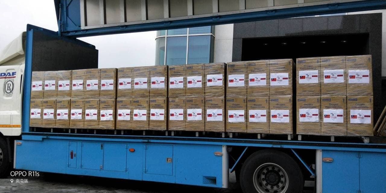 援贈印尼的200台製氧機送往機場交運。