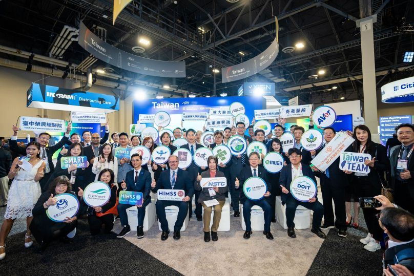 Members of Taiwan’s delegation give a thumbs-up at the 2025 HIMSS conference and exhibition March 4 in Las Vegas. (Courtesy of NSTC)