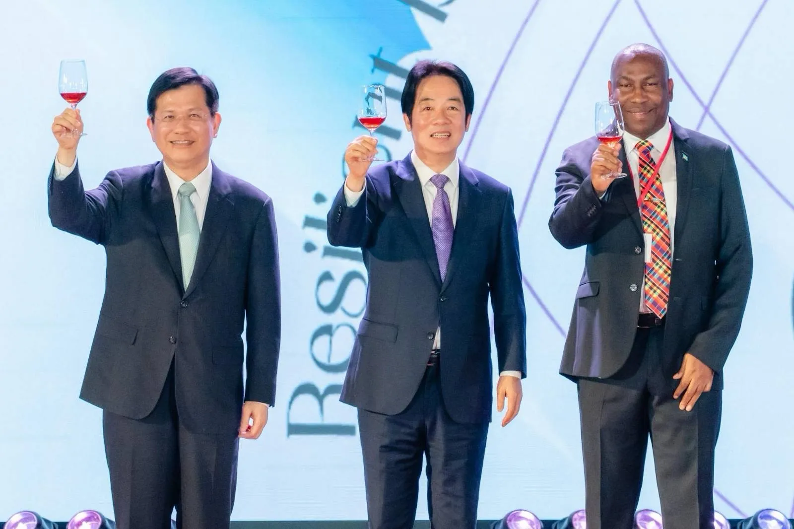 賴清德總統、外交部長林佳龍及駐台使節團團長聖露西亞大使勞勃．路易斯（H.E. Ambassador Robert Kennedy Lewis）致詞後向全場來賓祝酒。