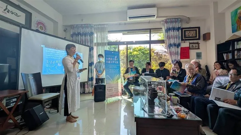 Kiều Bích Hậu (in white). Photo courtesy of Chiung Wi-vun