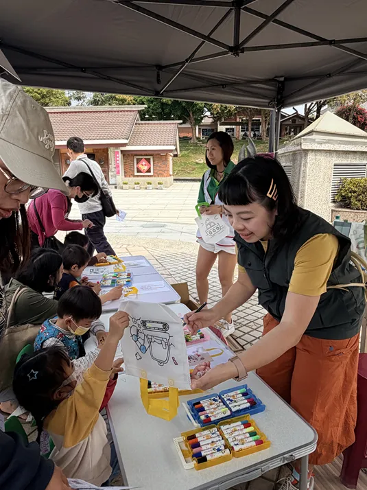 專業的教保老師及治療師與社工師設計精彩有趣的闖關活動