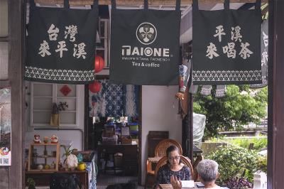 平溪老街不同於熱鬧的十分，別有風味。