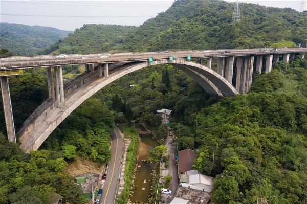 瑪陵橋橫跨瑪陵坑溪，是當地相當著名的景點地標，氣勢雄偉。