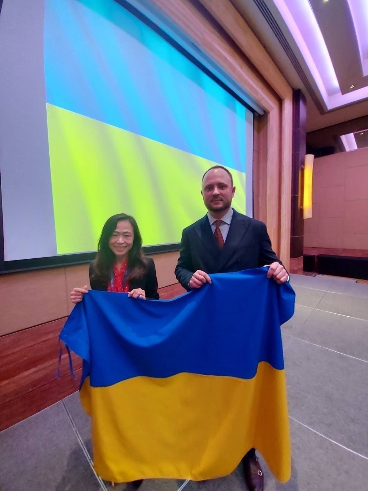烏克蘭農業政策與食品部次長Dmytrasevych Markiyan(右)與外交部國際合作及經濟事務司司長連玉蘋(左)合影。