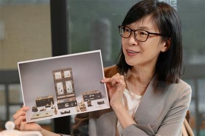 故宮副院長余佩瑾推薦展品──〈紫檀嵌彩瓷博古圖櫃〉是清朝乾隆時期收藏在書房（養心殿）的藝術品珍玩櫃。（林格立攝）