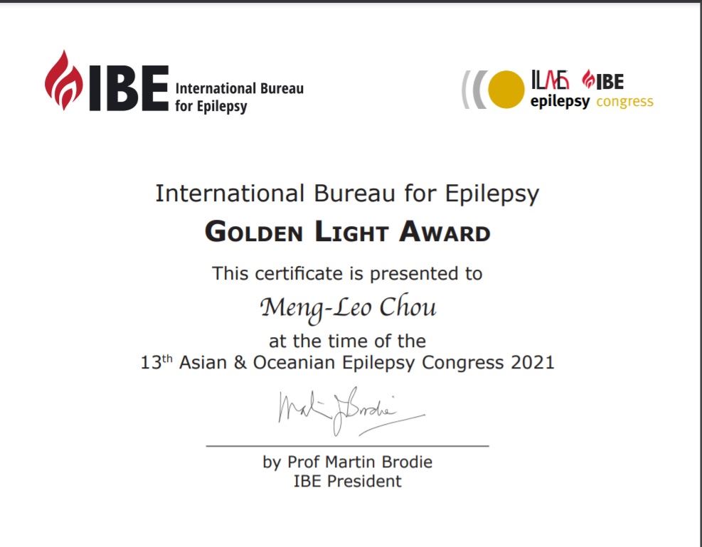 Doctor Chou Meng-Leo receiving the certificate of the Golden Light Award at the 13th Asian & Oceanian Epilepsy Congress.