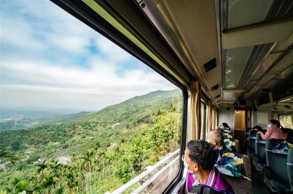 搭小火車上阿里山,窗景收羅了不同氣候帶的風景。