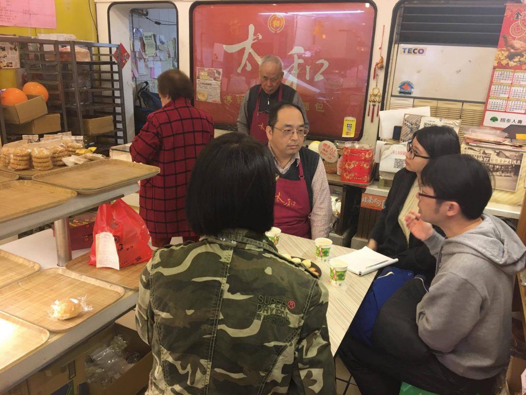 徐敏雄與團隊在萬華蹲點，在那邊生活，跟大家一起面對問題、一起學習，也是要強化社區設計的使用者中心、共同參與設計和行動中反思的原則（照片來源：徐敏雄）