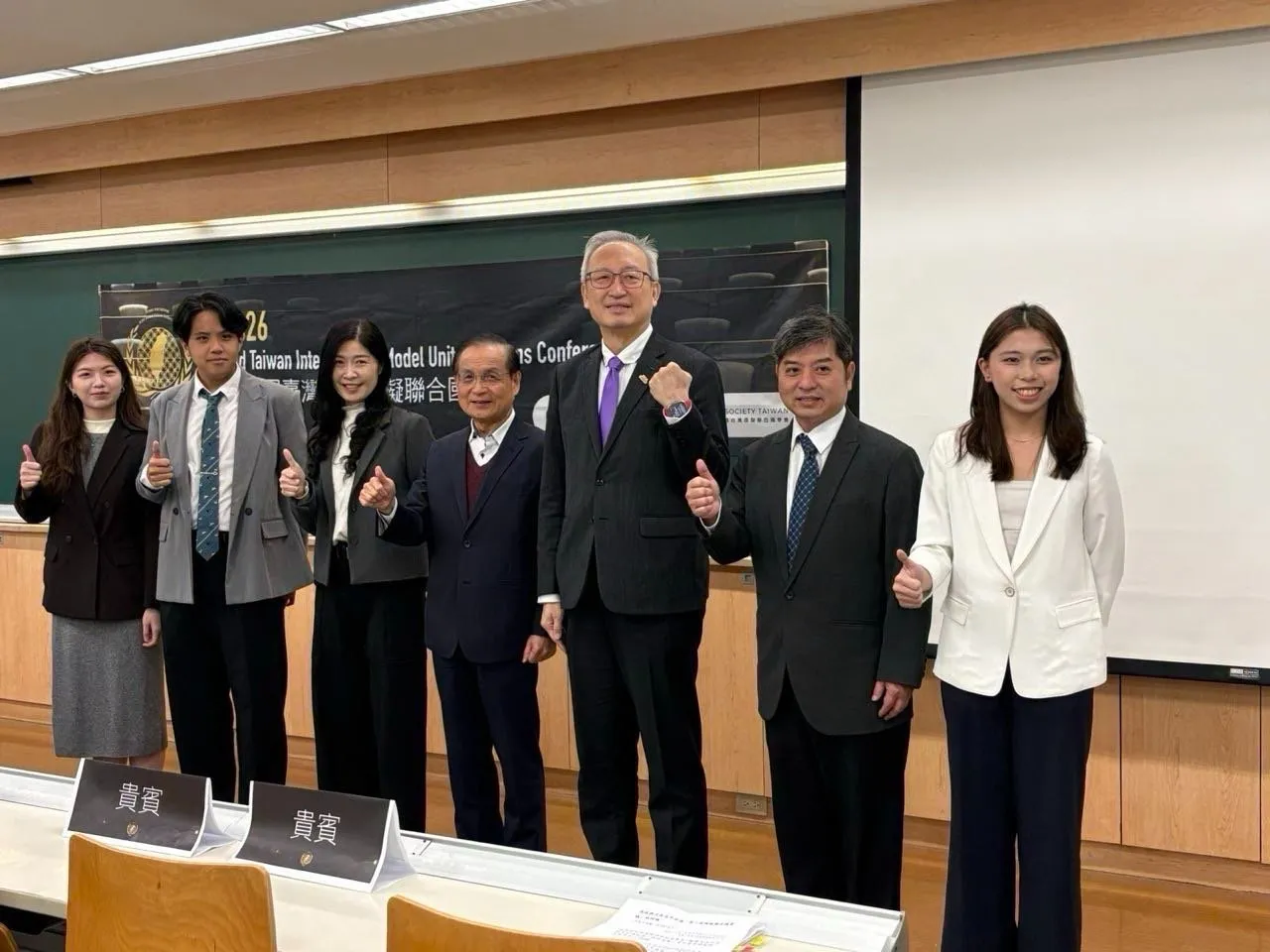 外交部政務次長吳志中（右三）與財團法人商業發展研究院董事長許添財（左四）、龍騰文化事業股份有限公司總經理陳美妃（左三）等與會貴賓合影。