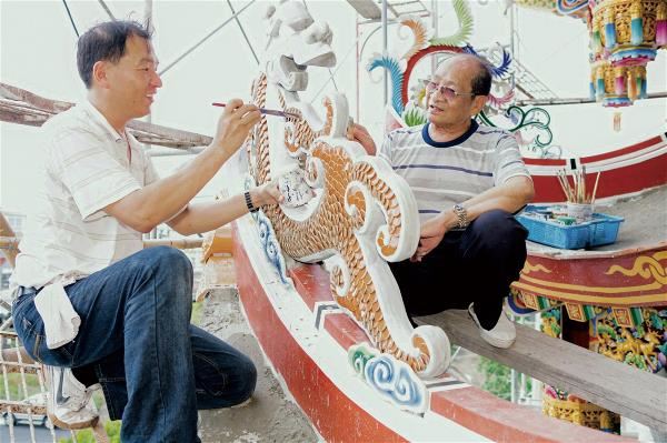 葉明吉與父親葉進祿同心投入廟宇剪黏工藝，一起在屋脊上拼貼傳統之美；葉明吉的創新，也啟發父親晚年投入立體剪黏創作。（葉明吉提供）