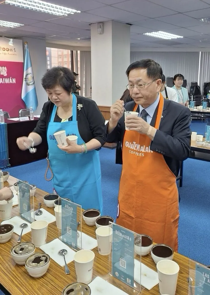 外交部常務次長葛葆萱（右）與台灣咖啡協會理事長吳怡玲（左）共同參與咖啡杯測活動。