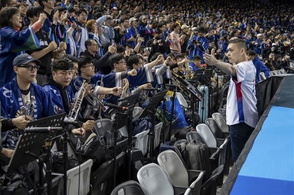 At the 2024 Premier12 tournament, Taiwan’s national team music director, Yü Chin-chin, conducted the band in performing rousing songs to encourage the players. (courtesy of Yü Chin-chin)