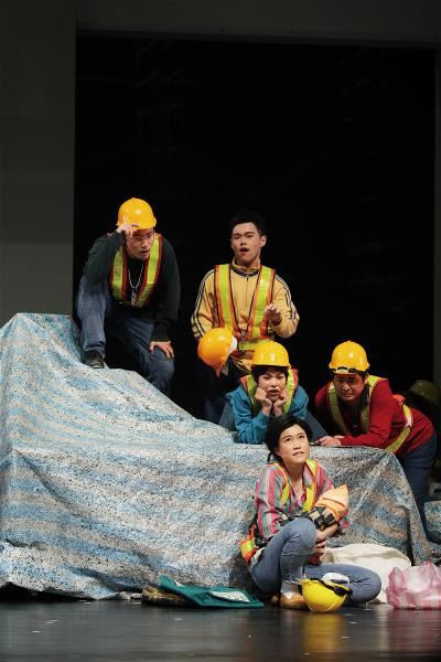 《十殿》舞台上，匯集了各世代表演歷練、人生閱歷都已到位的演員，共同成就獨一無二的現場。上圖為周浚鵬（左）、張千昱（中後）、鍾品喬（中）、林文尹（右）、余品潔（前）