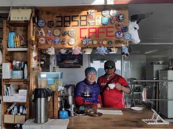 A cup of coffee at 3,858 meters bears witness to the warmth and hospitality that Taiwanese people show to strangers.