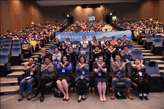 台灣海洋國際青年論壇與會貴賓和團隊一起比出活動名稱OceanChallenge(OC)手勢