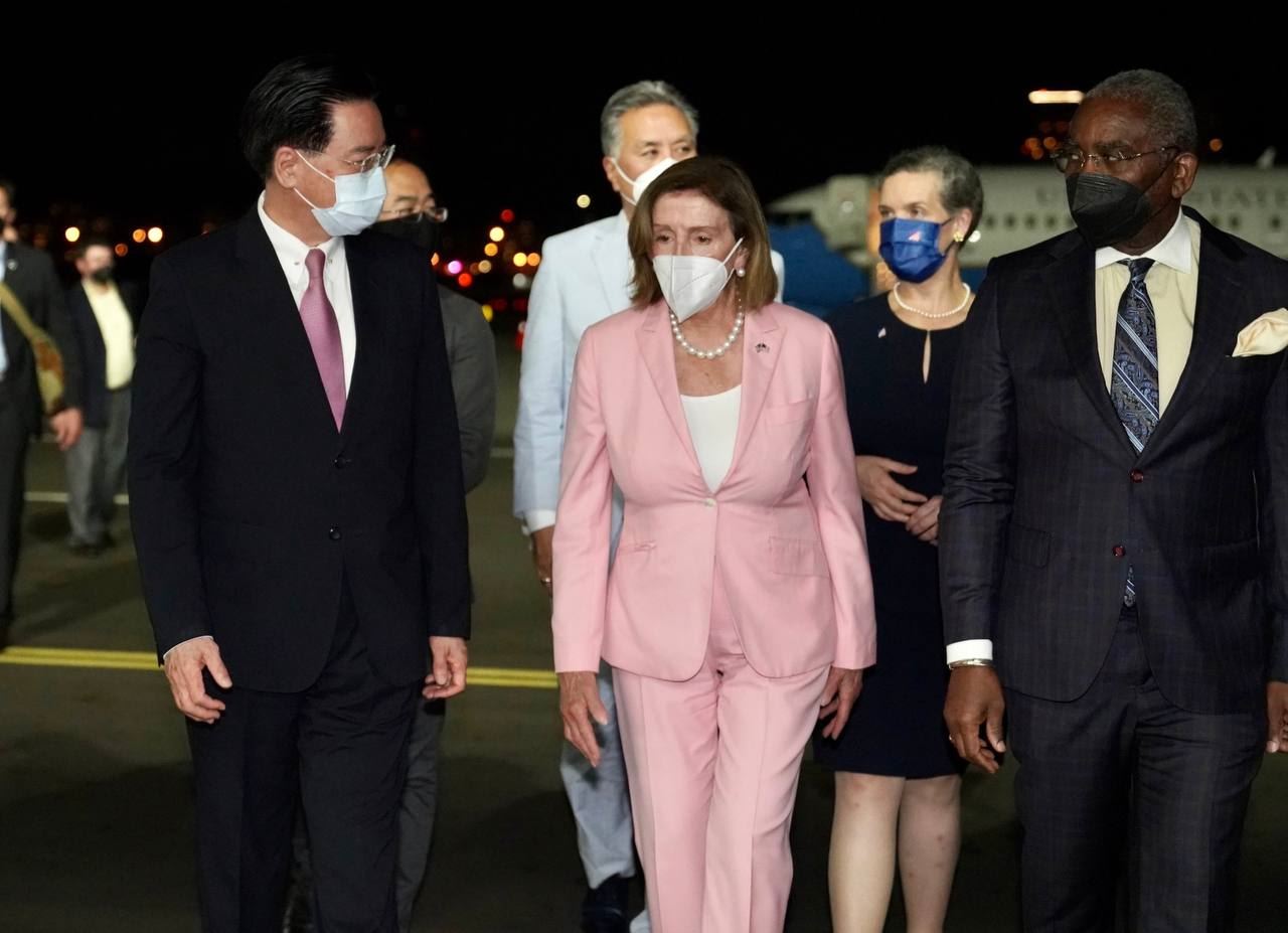 外交部長吳釗燮代表我國政府迎接裴洛西議長。