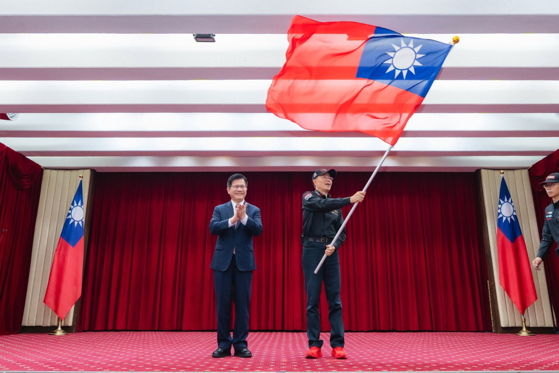 外交部長林佳龍授旗予中華安駕學會理事長陳和皇。